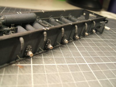 Kfz 9 Famo=186.JPG (158.99 Kio) Vu 3490 fois Les blocs en place. Vous remarquerez une petite tige à gauche des axes de bras. Buttées ou autre chose ???