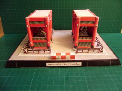 Les 2 monuments en place (non collé) sur la base, ça commence à prendre forme