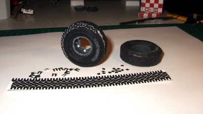 Kfz 9 Famo=234.JPG (156.55 Kio) Vu 8594 fois La deuxième roue en cours d'achevement et la bande de roulement de la troisième est prète à être découpée.