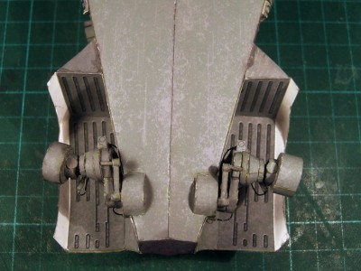 Panhard AML 90=186.JPG (160.15 Kio) Vu 3130 fois J'ai volontairement orienté les moyeux de roue vers la gauche pour permettre de voir tout le système de transmission et de suspension