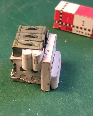 Panhard AML 90=297.JPG (152.62 Kio) Vu 10426 fois le même vue de l'arrière avec ce que je pense être deux étuis de masque à gaz