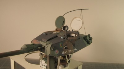 Panhard AML 90=372.JPG (134.47 Kio) Vu 9659 fois Les deux trappes sont relevées ainsi que le projecteur.