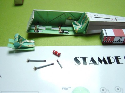 Les sièges, les manches et l'extincteur.