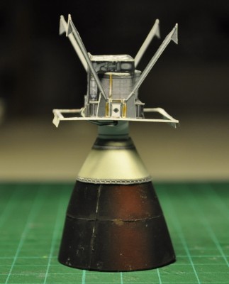 Appolo 13 LM=0201.JPG (164.28 Kio) Vu 8122 fois l'ensemble terminé. La tuyère n'est pas collée pour permettre lamise en place du carènage