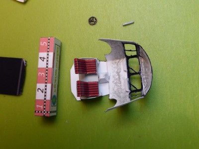 L'intérieur, j'ai rajouté le capot moteur