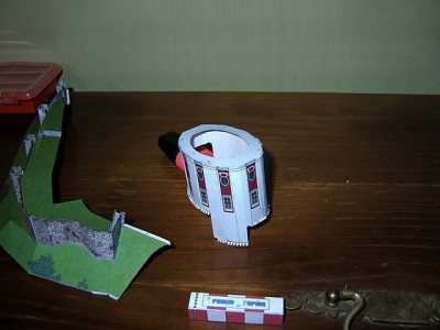 pour info, j'ai doublé la pièce de renfort supèrieure avec du 280 gr pour augmenter la tenue du batiment