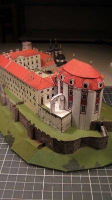 VRANOV-bloc D=038.JPG (131.32 Kio) Vu 3430 fois A remarquer que des fenêtres ont été ouvertes sur la grande façade et que les éléments décoratifs ont été posés sur le faîtage du toit