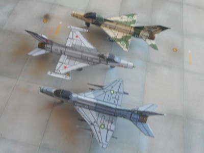 Avec le MiG-21F-13 et son lointain descendant le F-7PG