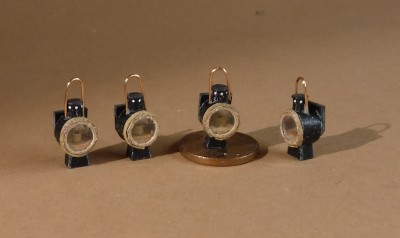 ... qui sont munis de supports en fil...