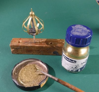 Maintenant, colorez la couronne en or, je mélange la poudre de bronze couleur or avec de la colle et de l'eau...