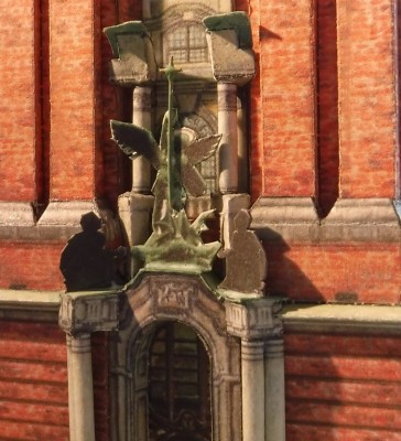 ... qui sont placés au-dessus du portail.