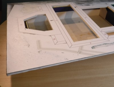 ... le bord extérieur est coloré en gris et scellé avec de la colle.