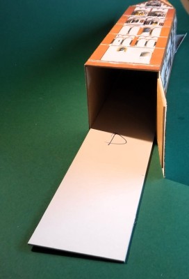 ... et après assemblage, le renfort D est installé en premier, la languette adhésive est donc également renforcée.<br /><br />Cordialement<br />Kurt