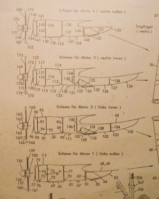 DSCF0021.JPG (160.15 Kio) Vu 1809 fois ... cela continue avec les moteurs, au nombre de quatre, tous légèrement différents. Attention à bien faire attention à la numérotation des pièces...