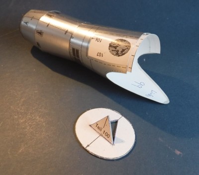 DSCF0057.JPG (153.92 Kio) Vu 1646 fois ... la pièce 99 est collée, n'insérez pas encore le cadre 100, laissez-le sécher au préalable.<br /><br />Cordialement<br />Kurt