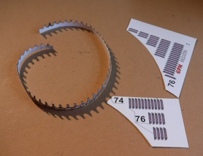 Avant d'installer les créneaux, il faut fixer les pièces 74/76...