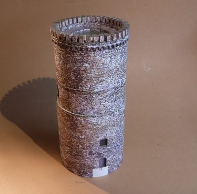 ... et collez les deux segments de la tour ensemble...