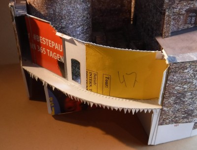 ... ferme la cour du château.