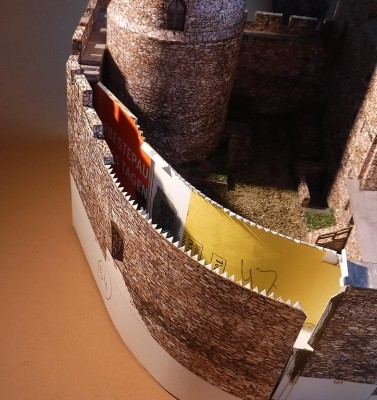 ... et le fixer d'abord sur le côté gauche...