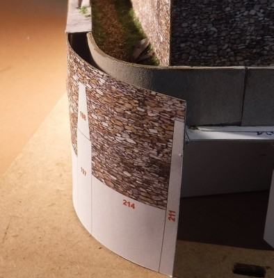 Arrondir et coller le mur extérieur.<br /><br />Cordialement<br />Kurt