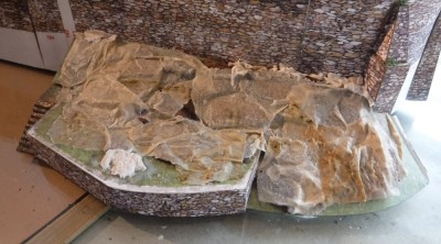 Les morceaux d'écorce sont recouverts de papier de sachet de thé imbibé de colle...