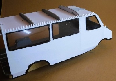 … puis insérez le toit et fixez-le d'abord en haut…