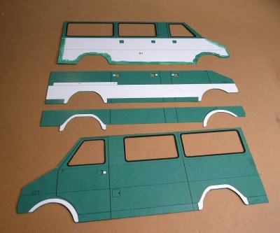 Assemblez le panneau latéral en trois parties…