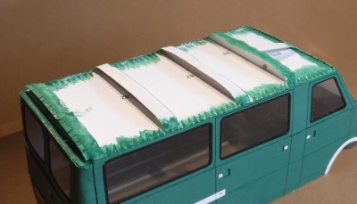 Je colle des bandes de papier sur les nervures du toit et je colorie les bords...