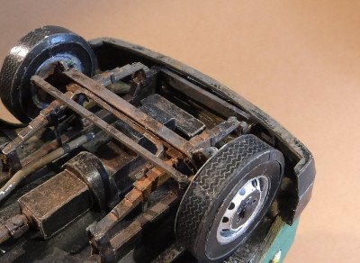 … Attention ! Il ne reste plus qu'à fixer le pare-chocs avant, sinon le cadre échelle ne pourra pas être installé !