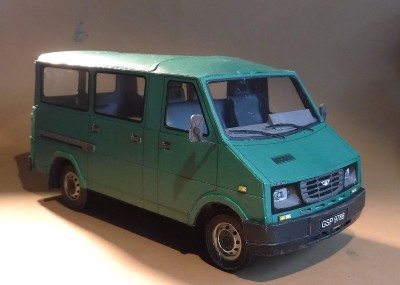 Il ne reste plus qu'à monter les rétroviseurs extérieurs, et après 68 heures de construction réparties sur 54 jours, le van est terminé.<br />Un modèle pas si simple, sans défaut de conception majeur. Un modèle rarement construit.