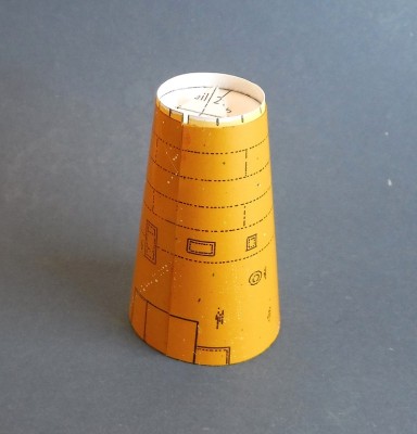 … collée dans un cylindre…