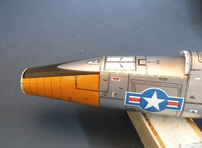 … et fixée à l'avant…