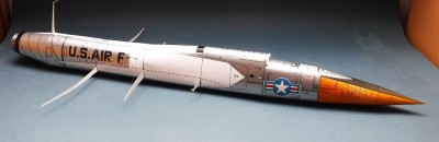 … collée dans un cône et fixée au fuselage, ce qui donne une longueur de 59 cm !<br /><br />Cordialement,<br />Kurt