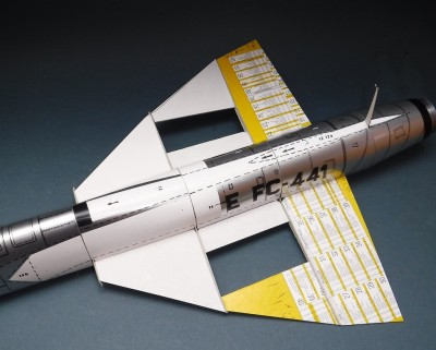 Les supports d'aile sont renforcés (1 mm). Attention ! Laissez l'ouverture pour le train d'atterrissage libre !…