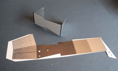 Maintenant, pour le train d'atterrissage principal, collez les volets…