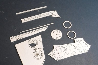 Maintenant, place aux pièces en carton pour les roues du train d'atterrissage principal…