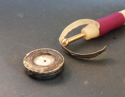 Arrondi également la bande de roulement, application d'une épaisse couche de colle et séchage complet.<br /><br />Cordialement,<br />Kurt