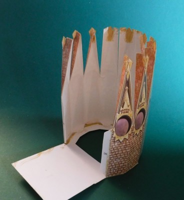 DSCF0017.JPG (135.74 Kio) Vu 7964 fois ...coller la paroi latérale à la base et assembler les points...