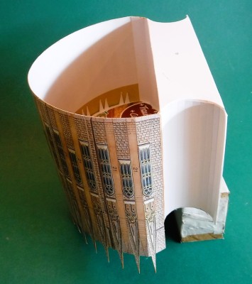 DSCF0085.JPG (147.46 Kio) Vu 12925 fois …encoller ensuite le second bord, puis les languettes dans la courbe.<br /><br />Cordialement,<br /><br />Kurt