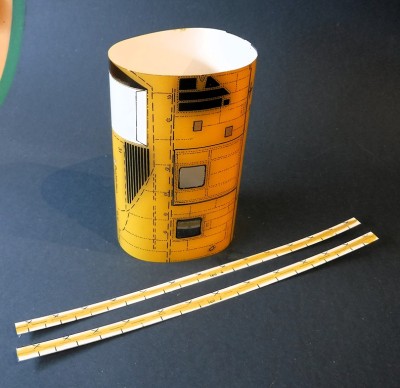 la section du fuselage est collée pour former un cylindre à l'aide des languettes… p