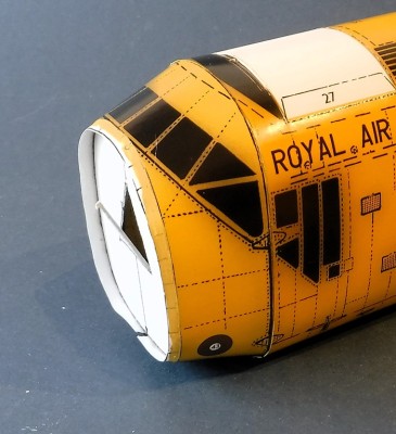 … fixée à l’avant de la coque…