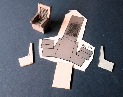 …Je renforce les sièges du pilote avec du carton de 0,5 mm…