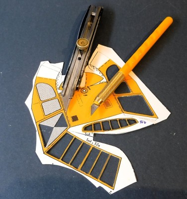 …pour la verrière du cockpit, découper d’abord les zones des fenêtres…