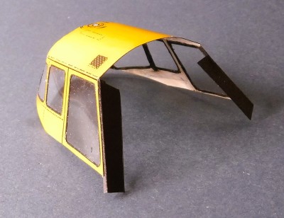 …j’insère les languettes noires sur le devant, que je découperai plus tard…