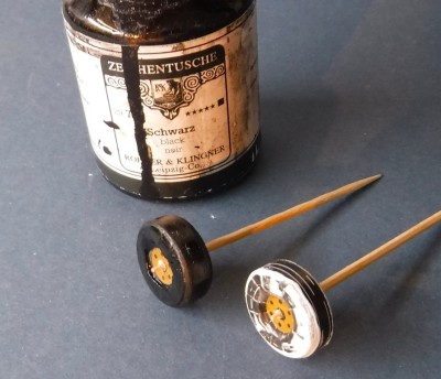 ... Après le ponçage, noircissez les roues à l'encre de Chine ...