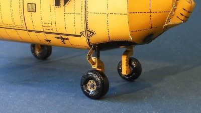 … et maintenant, collez les roues noircies au châssis. Prêt pour le premier essai !<br /><br />Cordialement,<br /><br />Kurt