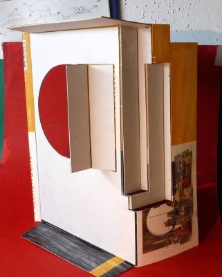 Je vais d'abord ajouter des renforts (1 mm) aux marches. Le carton étant très épais, je marque les plis à l'avant et à l'arrière…