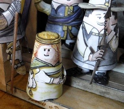 …et se tient courageusement aux côtés des gardes…