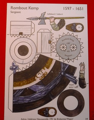 …Le sergent Rombout Kemp se prépare avec sa hallebarde…