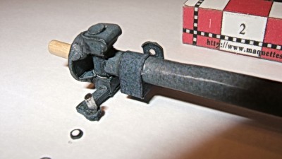 même chose en plus gros. A remarque, à droite, la fixation du ressort de suspension. Le petit axe métalique n'est pas prévu initialement. Je l'ai rajouté pour rendre la direction fonctionnelle.